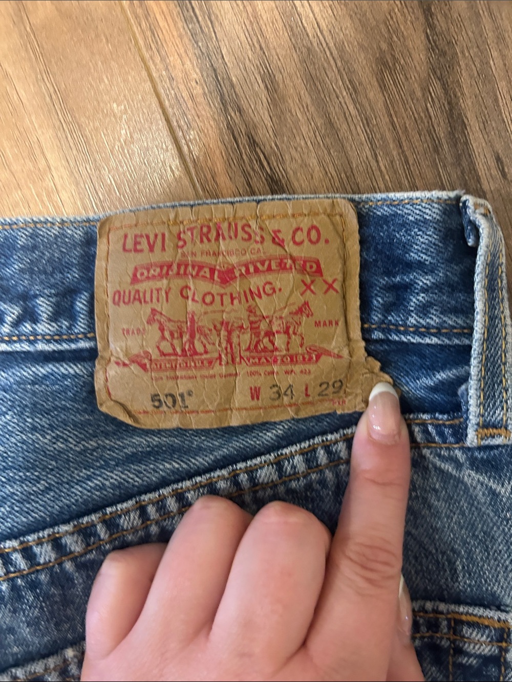 Levi's Men's Relaxed Fit Distressed Blue Denim Jeans - Picture 3 of 3